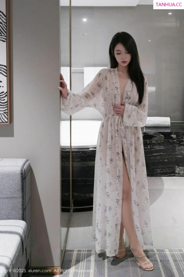   [XiuRen]高清写真图 2025.11.14 No.10988 烧烧小桃 性感长裙第20张图片